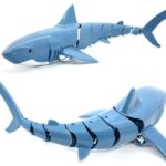 Robotas ryklys plaukiojantis vandenyje Robotas ryklys plaukiojantis vandenyje