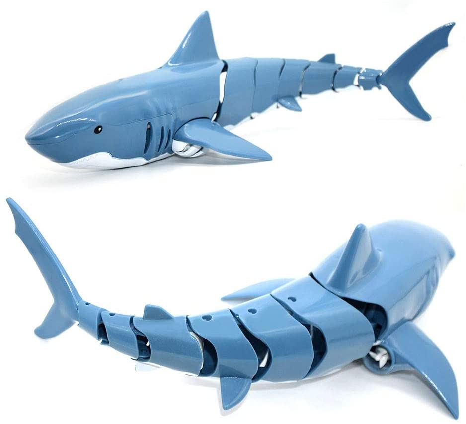 Robotas ryklys plaukiojantis vandenyje Robotas ryklys plaukiojantis vandenyje