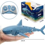 Robotas ryklys plaukiojantis vandenyje Robotas ryklys plaukiojantis vandenyje