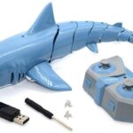 Robotas ryklys plaukiojantis vandenyje Robotas ryklys plaukiojantis vandenyje