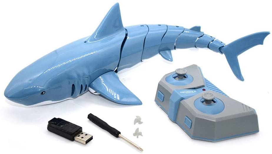 Robotas ryklys plaukiojantis vandenyje Robotas ryklys plaukiojantis vandenyje