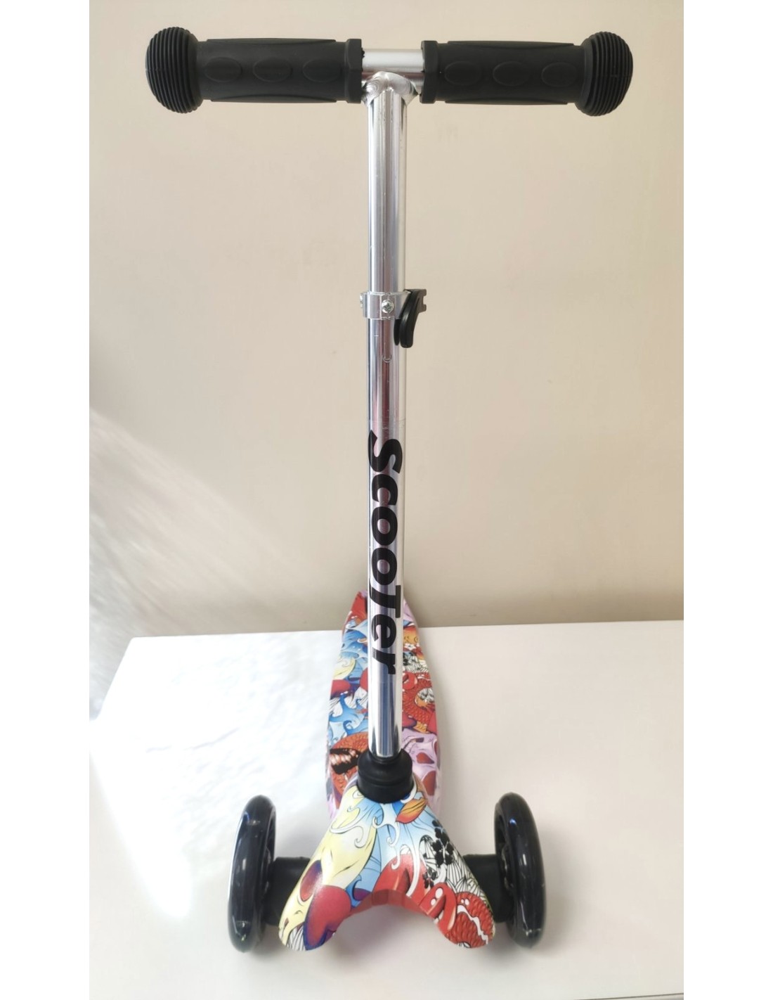 Paspirtukas trys ratai šviečiantys Paspirtukas trys ratai šviečiantys