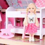 Lėlė su priedais, aukštis 14 cm. Lėlė su priedais, aukštis 14 cm.