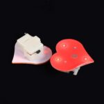 Širdelė LED Valentino dienai, šviečianti, įsegama į rūbus Širdelė LED Valentino dienai, šviečianti, įsegama į rūbus