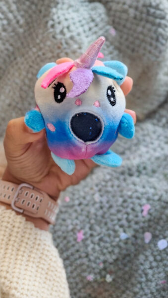 Suspaudžiamas-antistresinis-fidget-pliušo-kamuoliukas-2 Suspaudžiamas-antistresinis-fidget-pliušo-kamuoliukas-2