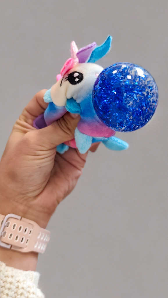 Suspaudžiamas-antistresinis-fidget-pliušo-kamuoliukas-3 Suspaudžiamas-antistresinis-fidget-pliušo-kamuoliukas-3