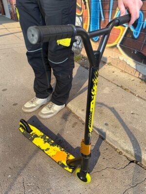 Triukinis paspirtukas ABCE9 spalva geltona juoda