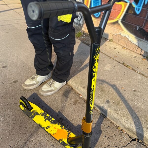 triukinis-paspirtukas-geltonas-juodas-5-Photoroom