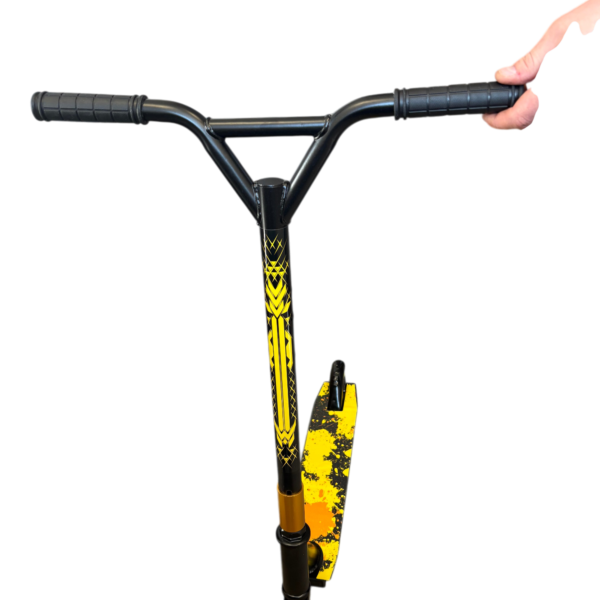 triukinis-paspirtukas-geltonas-juodas-Photoroom