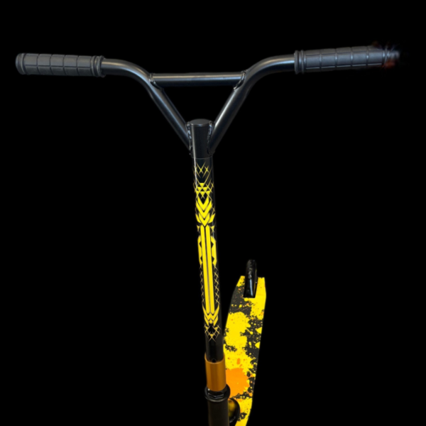 triukinis-paspirtukas-geltonas-juodas-png