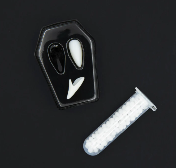 vampyro-dantys-helovinui-3 vampyro-dantys-helovinui-3