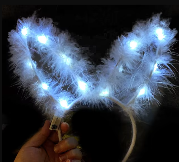 Šviečiantis-lankelis-ausys-3 Šviečiantis-lankelis-ausys-3