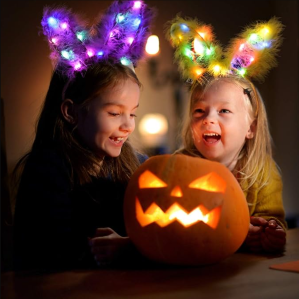 Šviečiantis-lankelis-ausys-4 Šviečiantis-lankelis-ausys-4