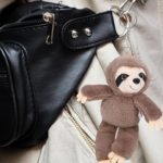 Pliušinis-pakabukas-Tinginys-2 Pliušinis-pakabukas-Tinginys-2