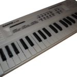 Elektrinis-vaikiskas-pianinas baltas2