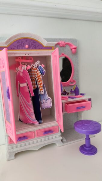 Lėlių-spinta-su-staliuku-1