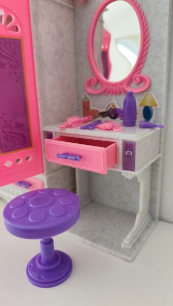 Lėlių-spinta-su-staliuku-2 Lėlių-spinta-su-staliuku-2