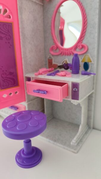 Lėlių-spinta-su-staliuku-2 Lėlių-spinta-su-staliuku-2