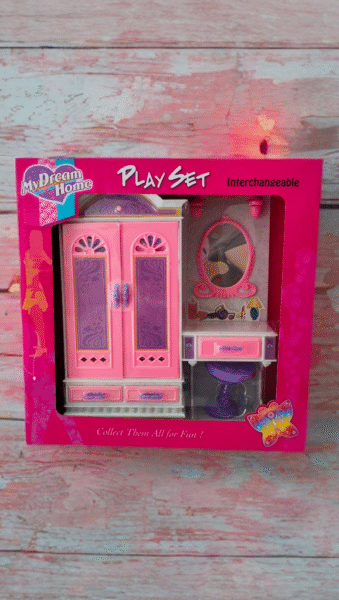 Lėlių-spinta-su-staliuku Lėlių-spinta-su-staliuku