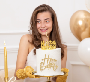 Torto dekoracija karūna auksinė 10 cm skersmuo